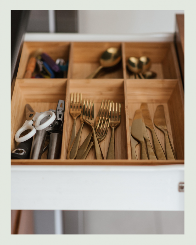 Ordentlich sortierte Besteckschublade
