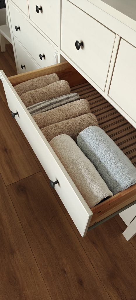 Bild einer aufgeräumten Schublade mit ordentlich gefalteten Handtüchern