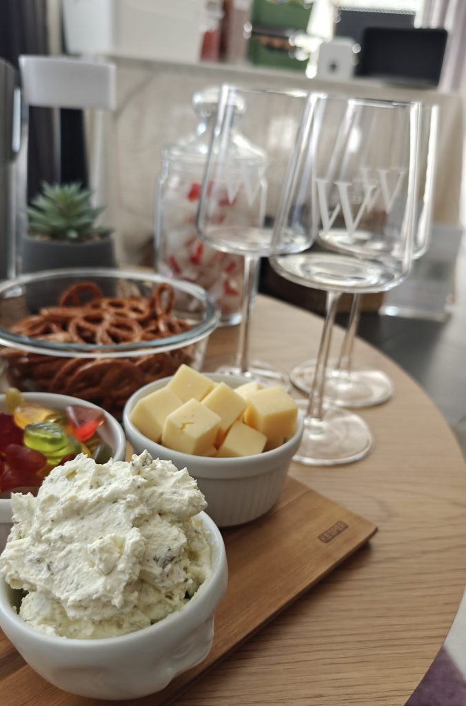 Gedeckter Tisch am Organize & Wine Abend mit weingläsern